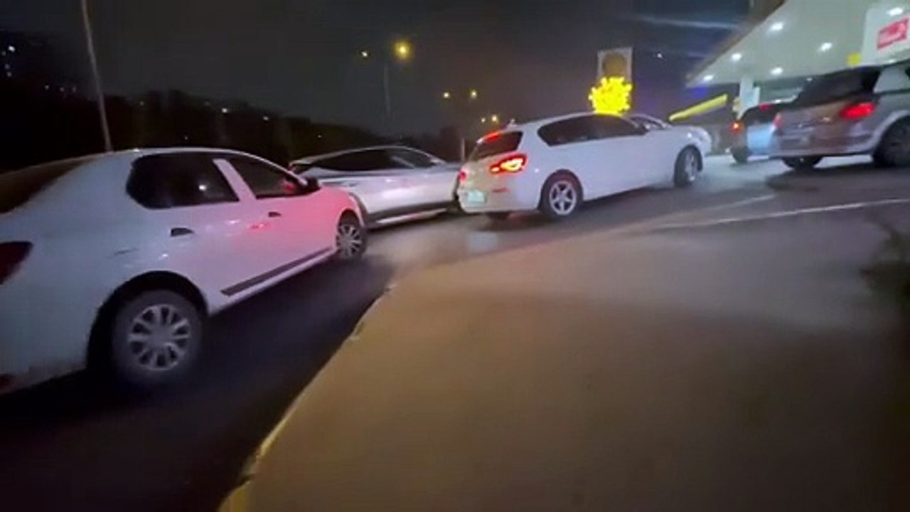 İzmir'de akaryakıt kuyruğu: Bazı noktalarda trafik yoğunluğu oluştu