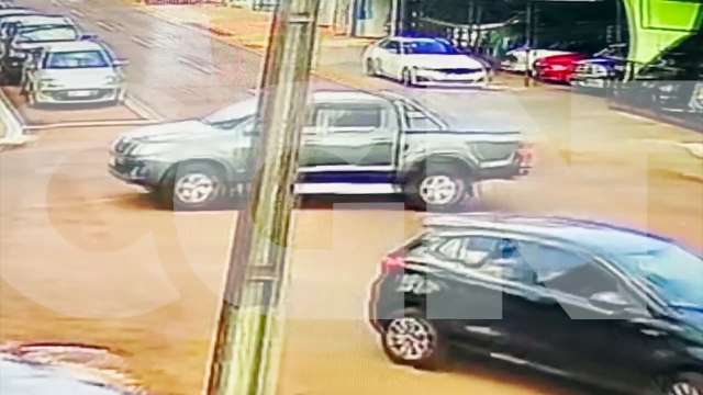 Câmera flagra suspeitos chegando em loja de veículos onde pai e filho foram assassinados