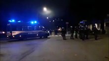 Caos al Pilastro, razzi contro la polizia: video