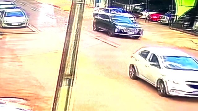 Momento em que homens que mataram pai e filho em Cascavel deixam garagem de veículos