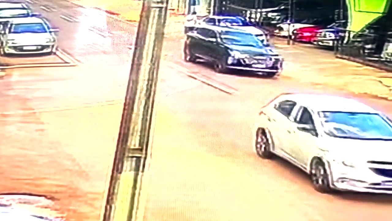 Momento em que homens que mataram pai e filho em Cascavel deixam garagem de veículos