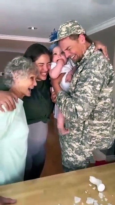 The soldier had waited his whole life for that moment!👼🏻👶🏻❤️💗