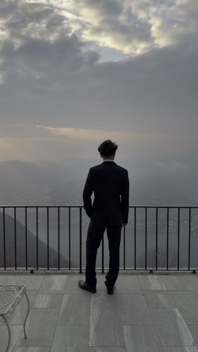 Waking up to Lake Como is like living in a painting: sparkling turquoise waters framed by dramatic Alpine peaks and elegant villas. The ultimate Italian dream. 🇮🇹✨