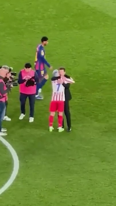 El emotivo abrazo de Simeone y Griezmann tras el partido
