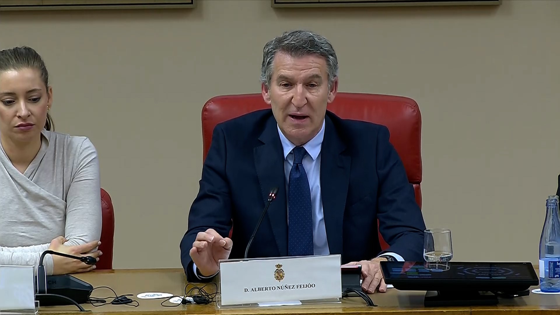 El l�der del PP, Alberto N��ez Feij�o, ha acusado al presidente del Gobierno, Pedro S�nchez, de ser "la �tica del enga�o en versi�n internacional", y ha respondido a su "No a la guerra' con otras cuatro palabras: "Como siempre, S�nchez miente".
En una jornada del PP con motivo del D�a de la Mujer celebrado en el Congreso, Feij�o ha dicho que S�nchez ha mentido a la OTAN, a la UE y a los espa�oles y ha mentido tanto que ya "no le cuela nada" y, seg�n ha subrayado, ha perdido su credibilidad en Europa.