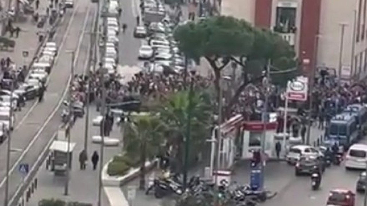 La festa di Sal Da Vinci a Napoli, con la gente che canta «Per sempre sì»