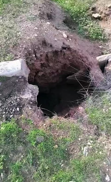 Internauta chama atenção para buracos no Açude de São Mamede, que está completamente seco