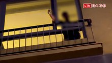 台東真人版「財神爺」！陽台狂撒百元鈔 小孩爭搶