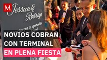 “Ya no habrá pretexto”: Pareja se viraliza por usar terminal de pago para recibir regalos en su boda