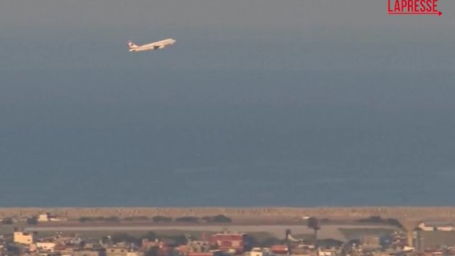 Aereo commerciale decolla da Beirut tra esplosioni e colonne di fumo