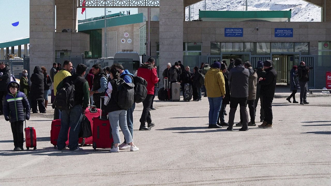 Iranians flee Tehran, cross border into Turkey