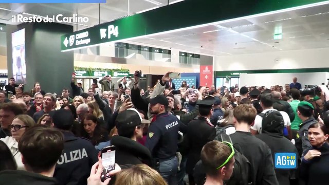Applausi e mamme commosse per il ritorno degli studenti bloccati a Dubai