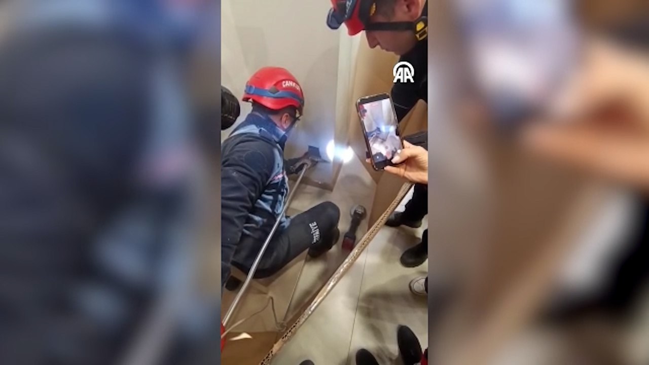 Adana'da bacaya sıkışan kedi itfaiye ekiplerince kurtarıldı