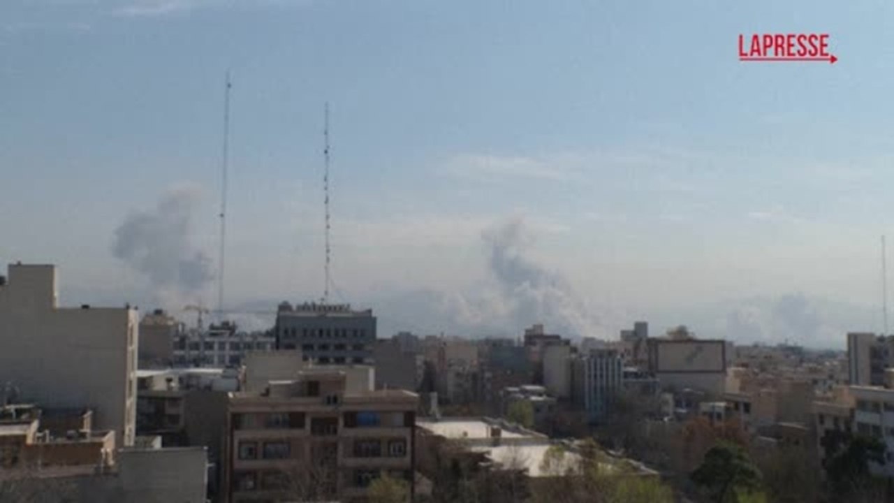Forti esplosioni a Teheran: le immagini delle dense colonne di fumo