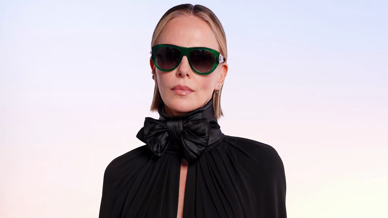 Il reggicalze di Charlize Theron cattura la scena da Dior