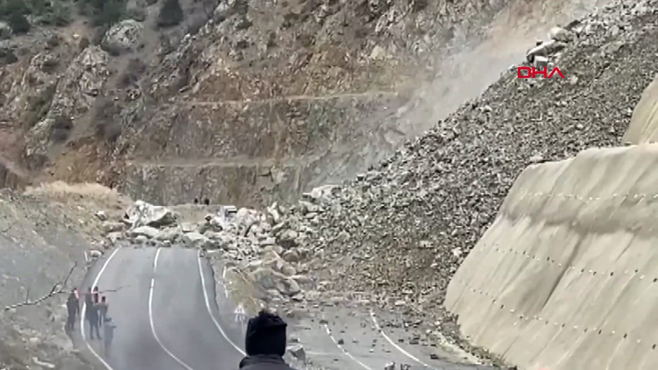 Şavşat kara yolu heyelan nedeniyle ulaşıma kapandı