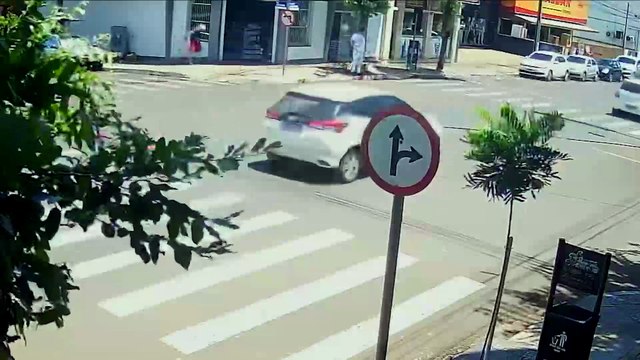 Imagens fortes: idoso de 75 anos morre após ser atropelado por caminhão; veja o vídeo