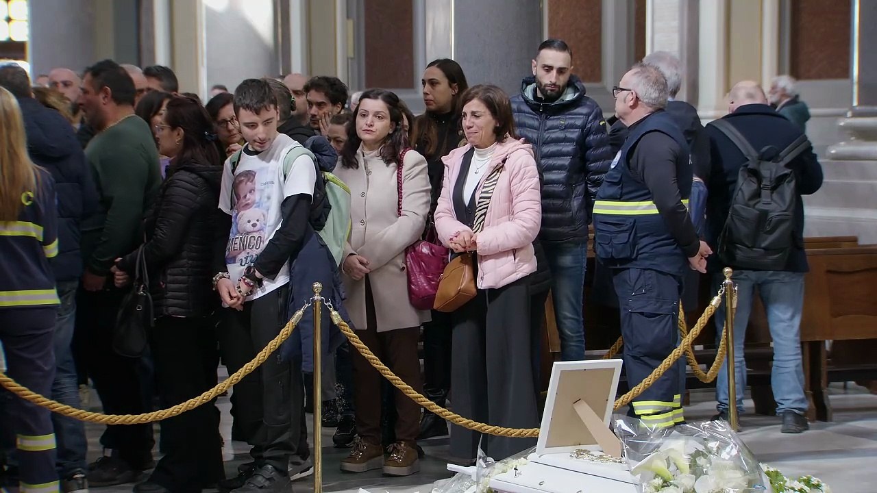 Lacrime, messaggi e fiori, l'arrivo del feretro del piccolo Domenico nel Duomo di Nola