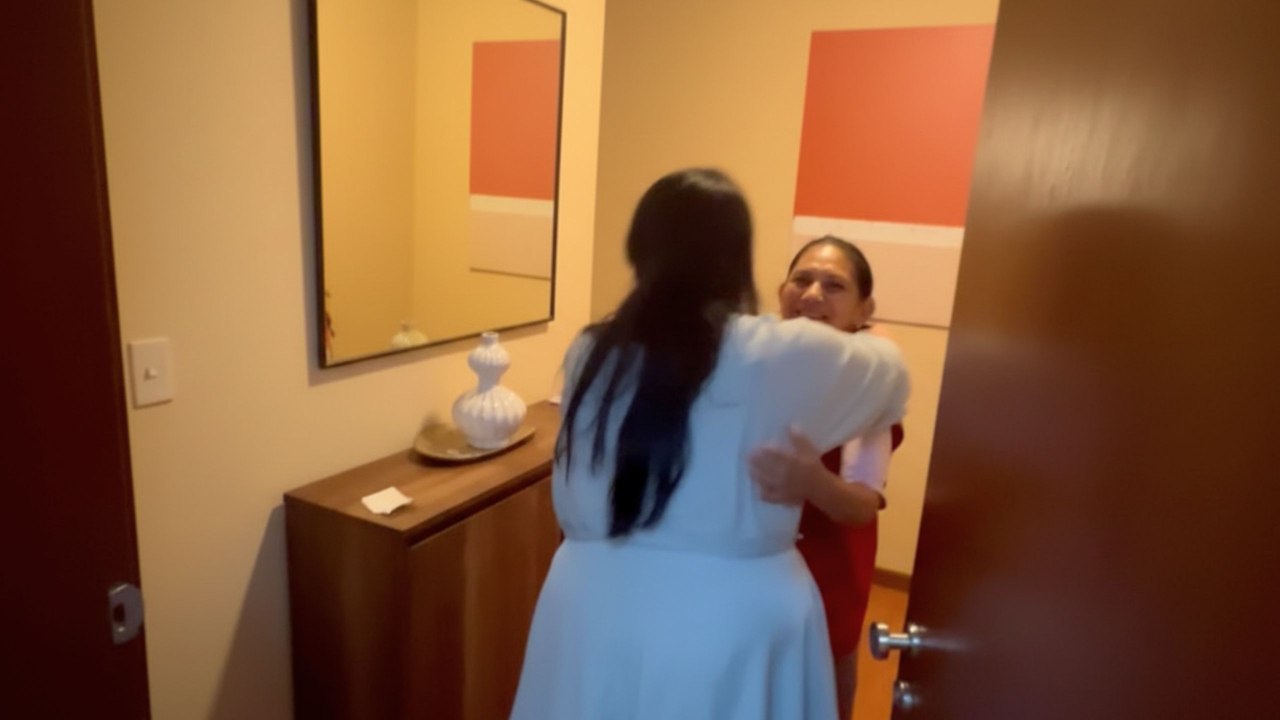 Daughter Who Was Adopted To The U.S. Has Emotional Reunion With Biological Mom After 32 Years | Happily TV