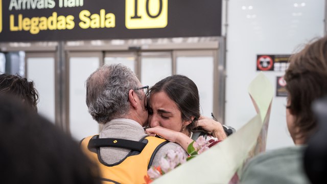 Emotivos encuentros de los españoles evacuados de Oriente Próximo: Hemos pasado miedo