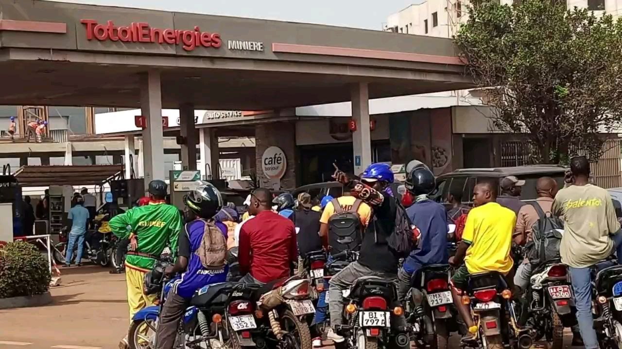 Ruée vers le carburant, décisions de justice et réinsertion La Guinée face à ses propres réflexes.