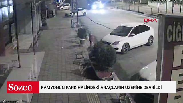 Kamyonun park halindeki araçların üzerine devrildiği kaza kamerada