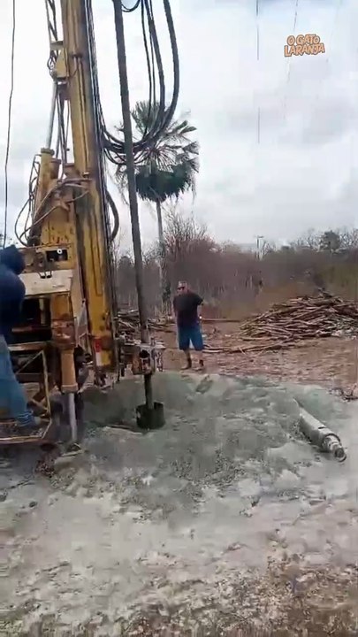 Momento em que agricultor encontra possível poço de petróleo ao perfurar solo