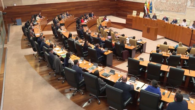 PSOE, Vox y Unidas por Extremadura tumban la investidura de Guardiola