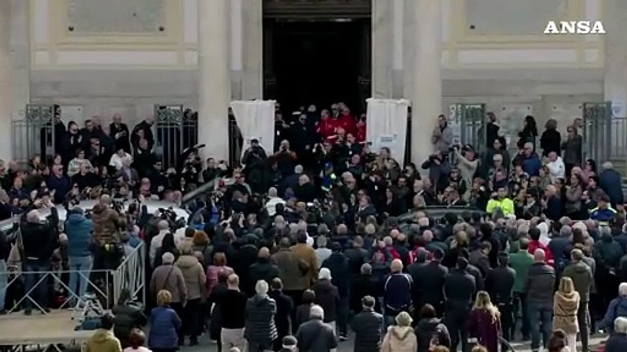 Un lungo applauso per salutare il feretro del piccolo Domenico
