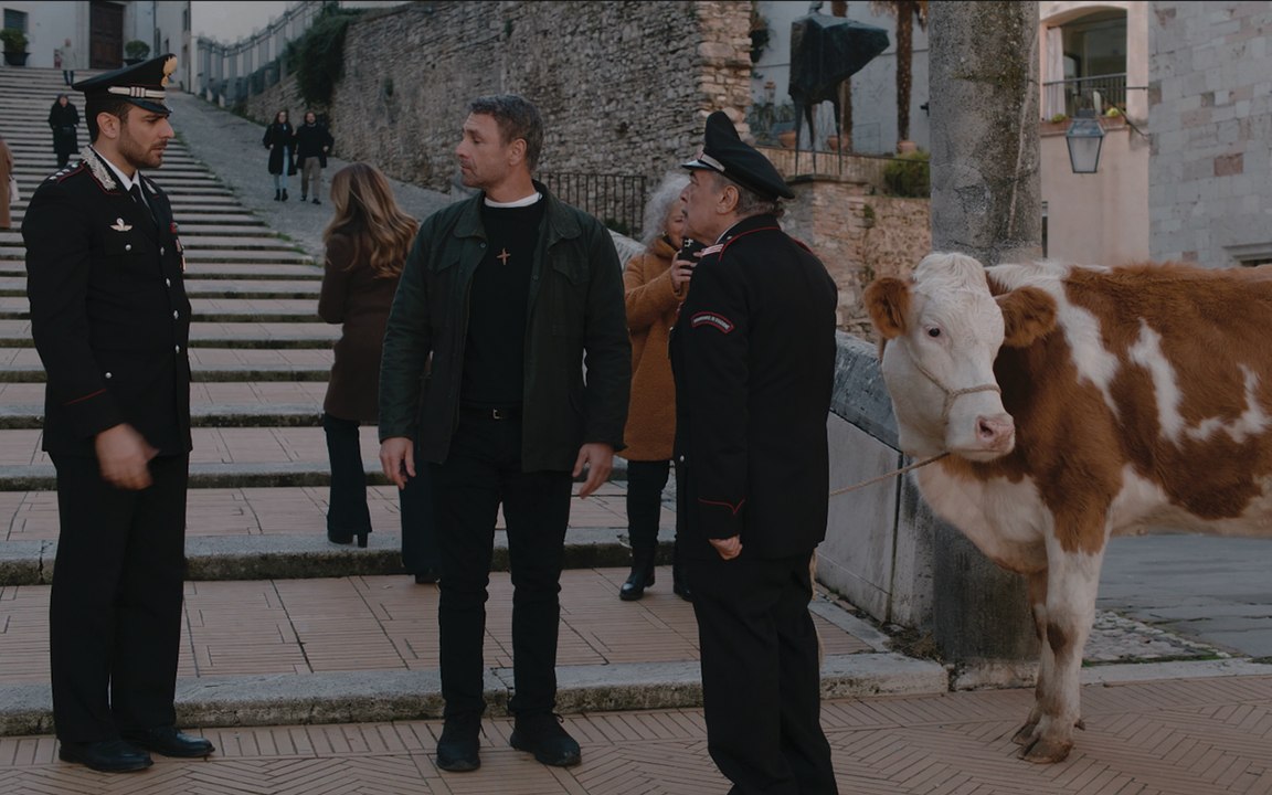 Don Matteo 15: tre uomini e una mucca nella clip in anteprima della nuova puntata