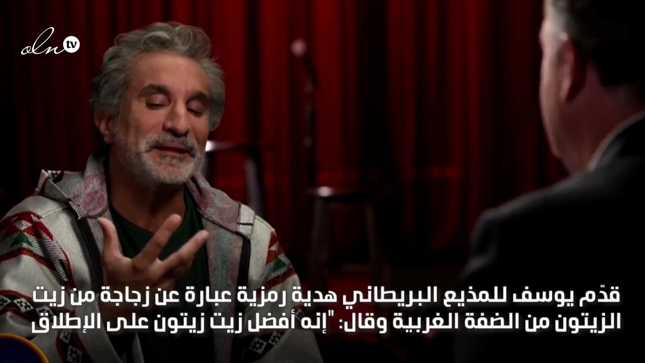باسم يوسف يهدي بيرس مورغان هدية فلسطينية "أقدم" من الاحتلال الإسرائيلي