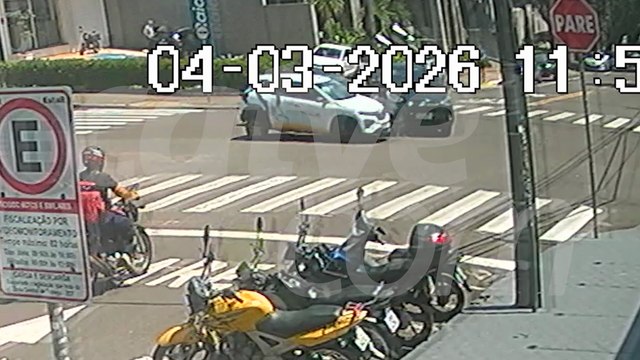 Carro fura preferencial e causa acidente no Centro de Cascavel; assista