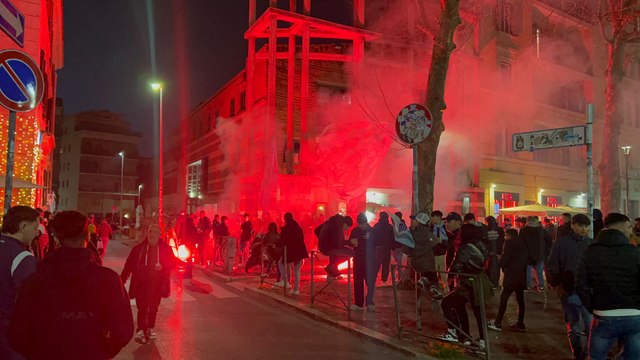 Lazio, tifosi a Ponte Milvio prima dell'Atalanta - VIDEO