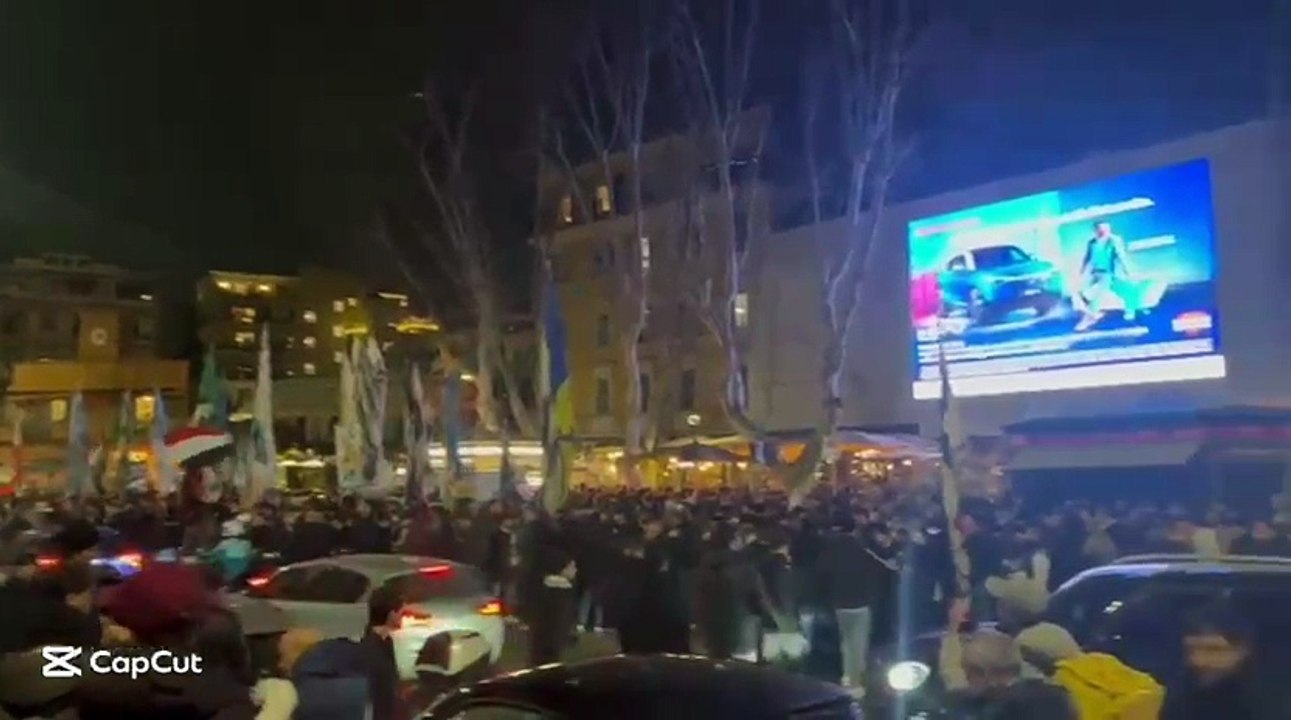 Lazio-Atalanta, i tifosi si raccolgono a Ponte Milvio