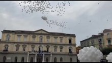 A Nola i funerali del piccolo Domenico, palloncini bianchi e applausi