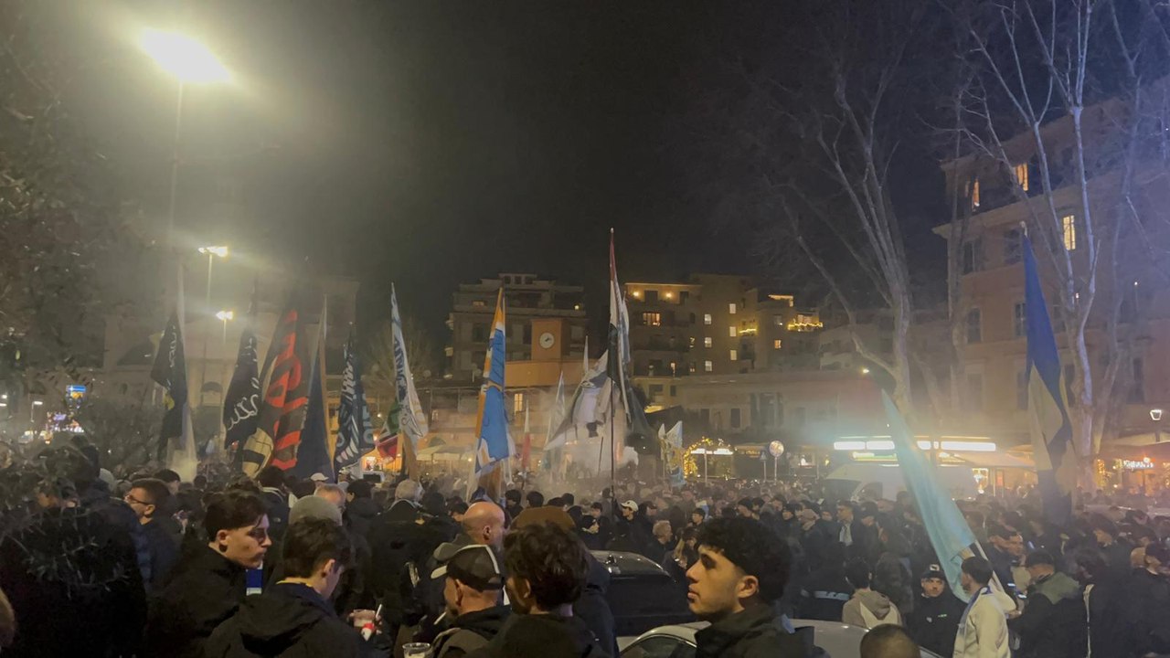 Lazio, i cori dei tifosi a Ponte Milvio - VIDEO