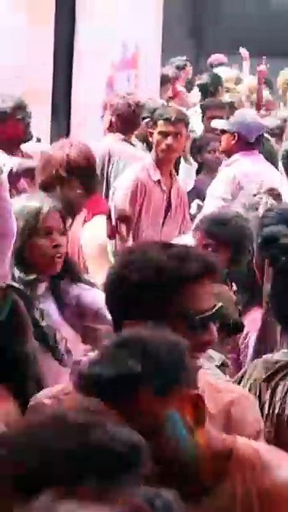 Música, baile y una explosión de color en el festival Holi en la India.