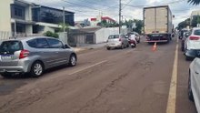 Caminhão apresenta pane mecânica e interdita pista da Rua Vitória em Cascavel