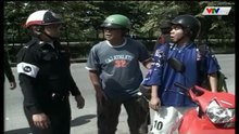 Cảnh Sát Đụng vào Một Cầu Thủ của Đội Tuyển Bóng Đá MU