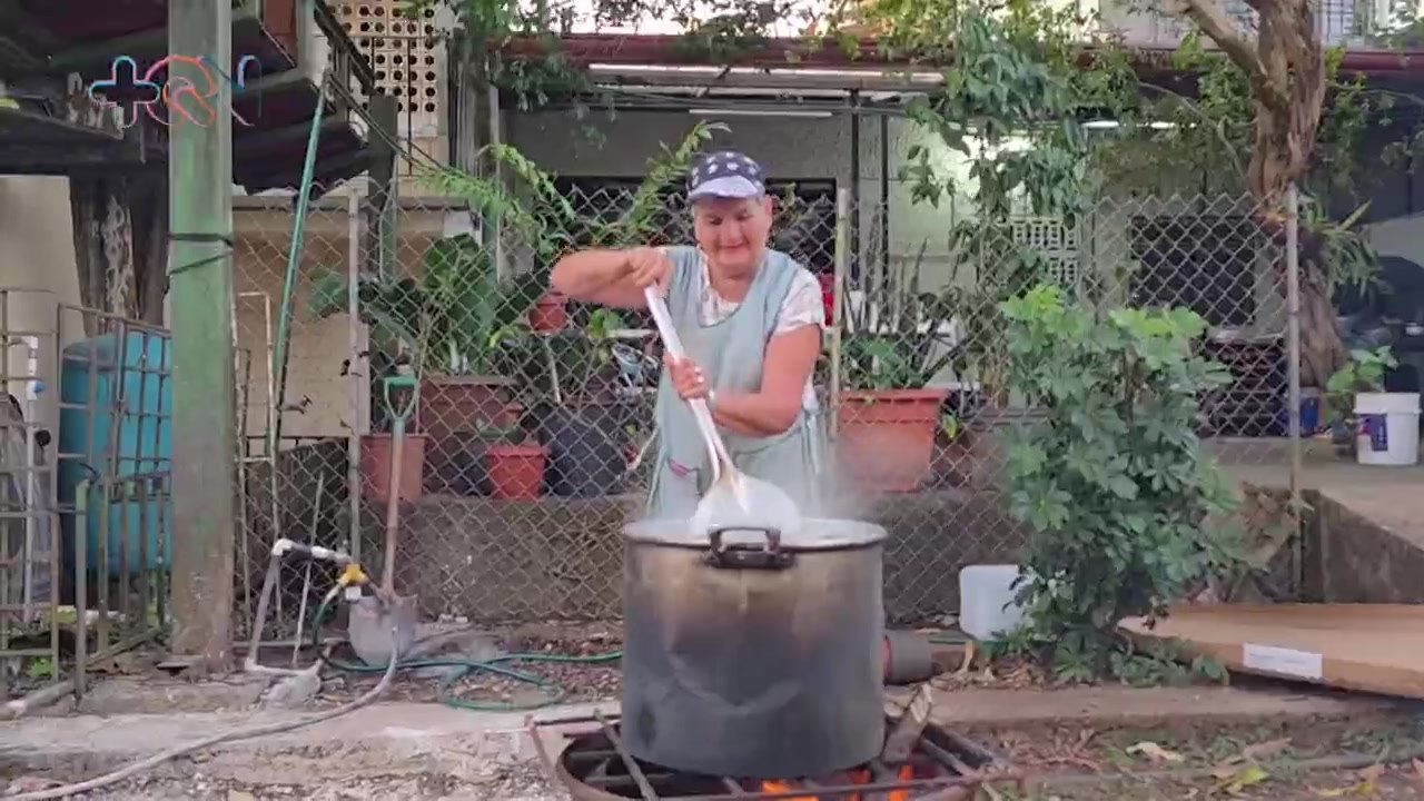 mqn-esta mujer de 71 años no falta a las fiestas patronales y cocina para todo el pueblo-040326