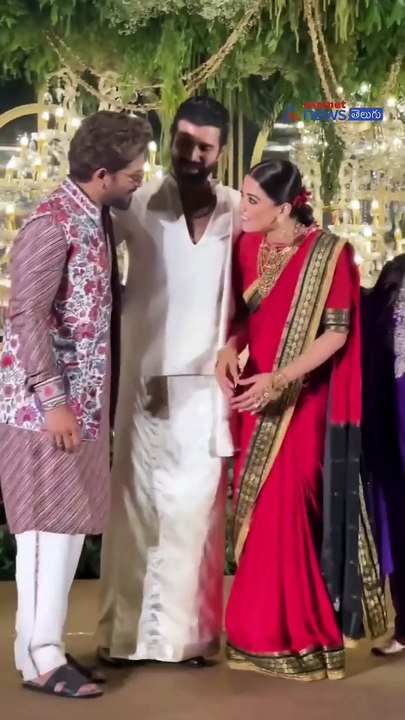 Allu Arjun attends Vijay Devarakonda & Rashmika Mandanna reception | Asianet News Telugu