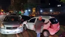 Condutor de Sentra perde o controle e colide contra Fit e Sandero estacionados na Rua Minas Gerais