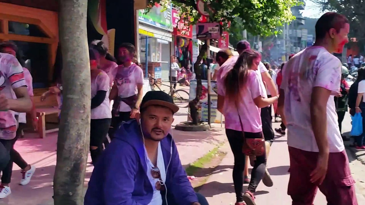 होलिमा रमाउदै बिदेशी पर्यटकहरु । holi
