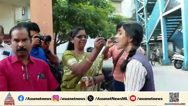 SSLC എഴുതാൻ ഉഷാറായി കുട്ടികൾ; പാലക്കാട് തേൻ തുള്ളി നൽകി കുട്ടികളെ സ്വീകരിച്ച് അധ്യാപകർ