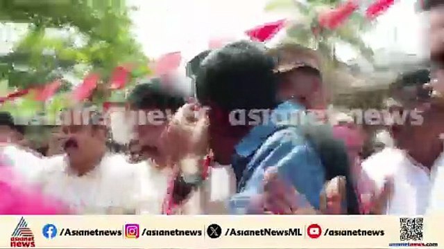 പി.കെ ശശി പാലക്കാട് വിമത കൺവെൻഷനിൽ; മുദ്രാവാക്യം വിളികളോടെ സ്വീകരിച്ച് പ്രവർത്തകർ