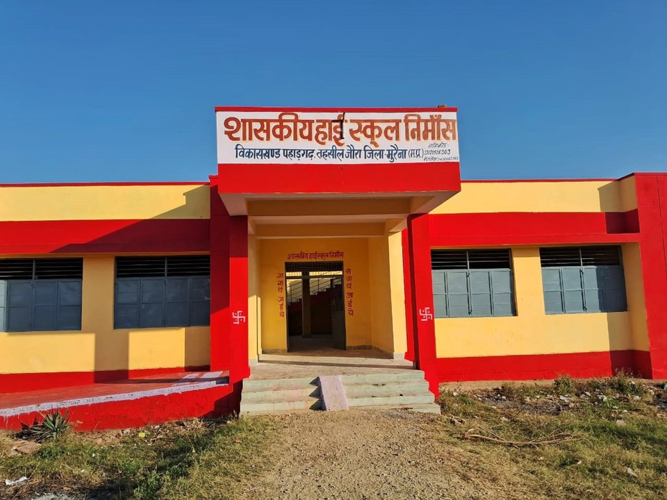 मुरैना में जिन स्कूलों के पास बिल्डिंग है न बिजली, वहां भेजे इंटरेक्टिव पैनल