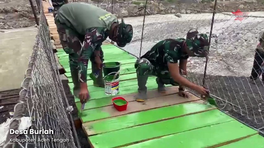 Warga dan TNI Gotong Royong Percepat Pembangunan Jembatan Gantung di Aceh