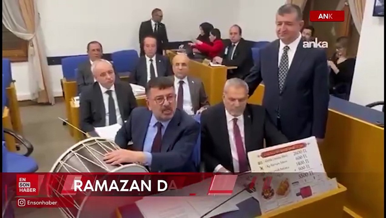 CHP Milletvekili Veli Ağbaba Ramazan davuluyla protesto yaptı