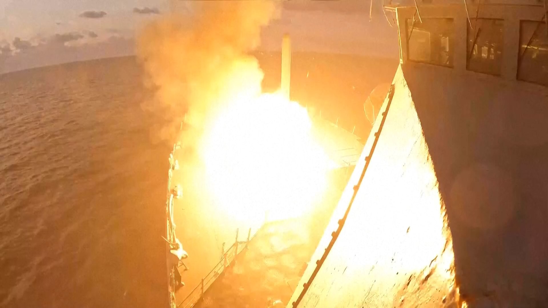 La tensi�n en Oriente Medio ha alcanzado un punto cr�tico tras el inicio de una operaci�n militar conjunta entre Estados Unidos e Israel contra Ir�n. Recientemente, el Comando Central de EE. UU. difundi� un video que documenta el lanzamiento de misiles de ataque terrestre Tomahawk desde el destructor USS Bainbridge, un buque de la clase Arleigh Burke, como parte fundamental de esta campa�a sostenida. Este despliegue de poder de fuego marca una fase agresiva en una guerra que comenz� el pasado s�bado con un ataque sorpresa contra territorio iran�.