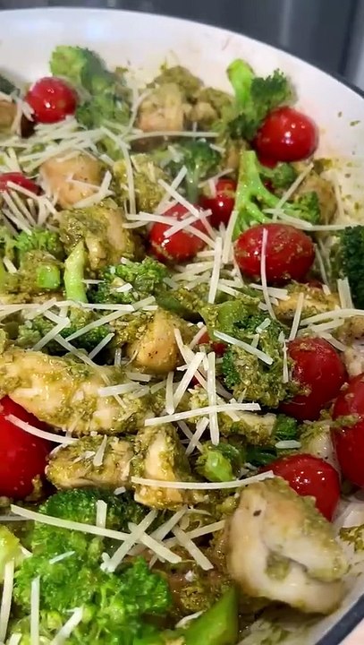 THE EASIEST 20-MINUTE KETO DINNER EVER - One-pot Pesto Chicken Skillet - CHEF MICHAEL